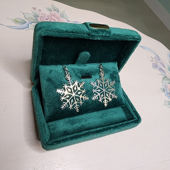HOST PICK Vintage Earrings Snowflakes, Christmas,Clip On Earrings, Silver - Picture 4 of 8